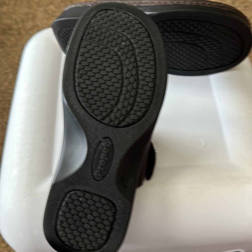 Propet Super Comfy Clogs. Not worn outside.  Very very nice shoe - Picture 3 of 5